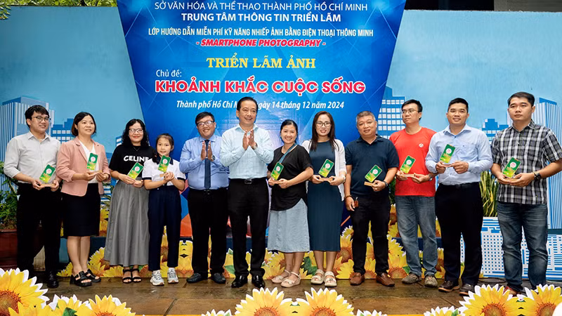 Lãnh đạo Sở Văn hóa và Thể thao, Trung tâm Thông tin triển lãm trao Kỷ niệm chương cho các tác giả có ảnh tham gia triển lãm. (Ảnh: Quốc Thanh).