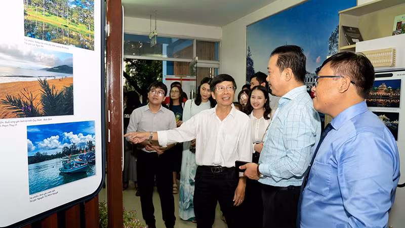 Các đại biểu tham quan triển lãm. (Ảnh: Quốc Thanh).