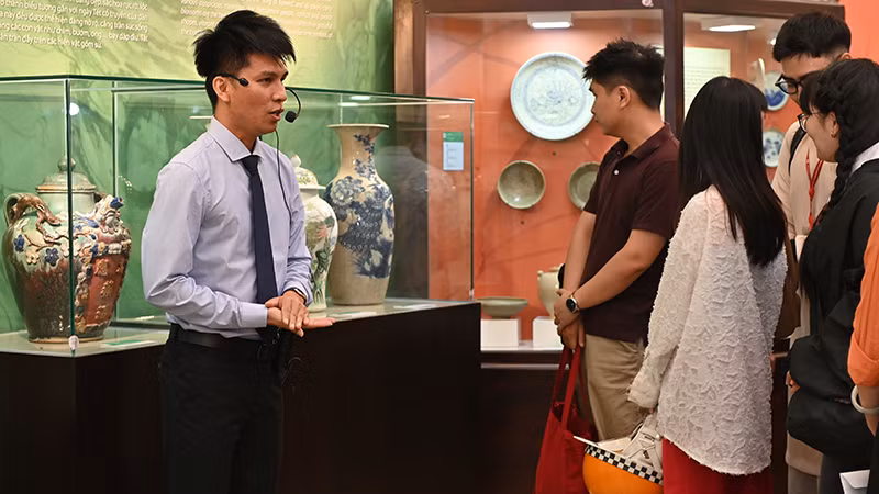 Khách tham quan trưng bày tại Bảo tàng Lịch sử Thành phố Hồ Chí Minh. (Ảnh BTC).
