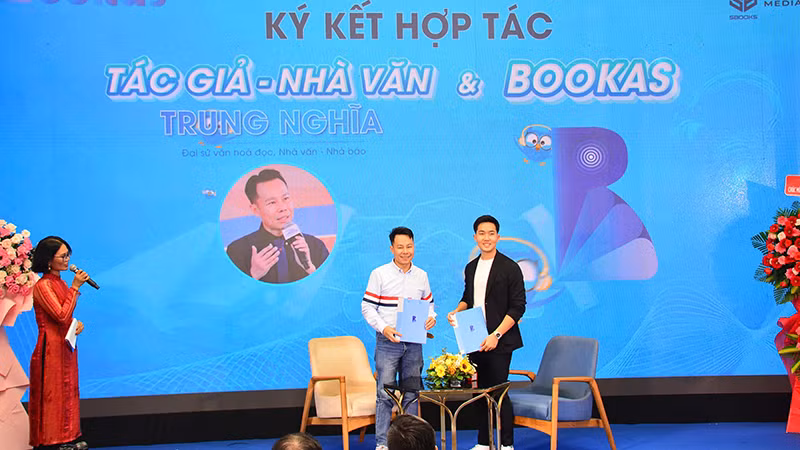 Nhà báo Trung Nghĩa ký kết hợp tác với Sách nói Bookas.