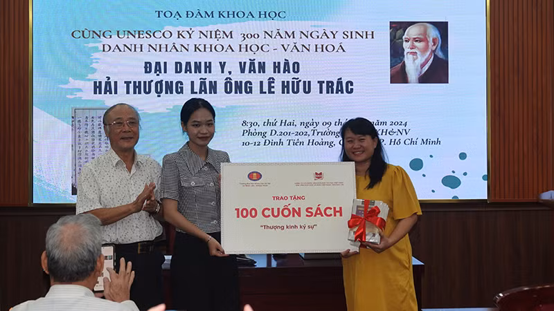 Đại diện Công ty cổ phần văn hóa đọc và học Việt Nam tặng sách Thượng king ký sự cho Trường đại học Khoa học xã hội và Nhân văn. Đại diện Công ty cổ phần văn hóa đọc và học Việt Nam tặng sách Thượng king ký sự cho Trường đại học Khoa học xã hội và Nhân văn.