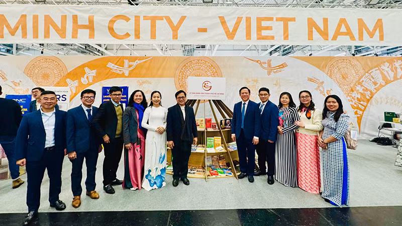 Đoàn công tác Thành phố Hồ Chí Minh tham gia gian hàng tại Hội sách Frankfurt 2024. (Ảnh: Sở Thông tin và Truyền thông)