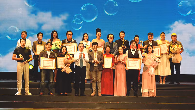 Trao Huy chương Vàng cho các vở diễn xuất sắc nhất liên hoan.