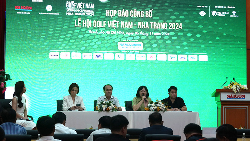 Đại diện ban tổ chức trả lời câu hỏi của phóng viên tại buổi họp báo.