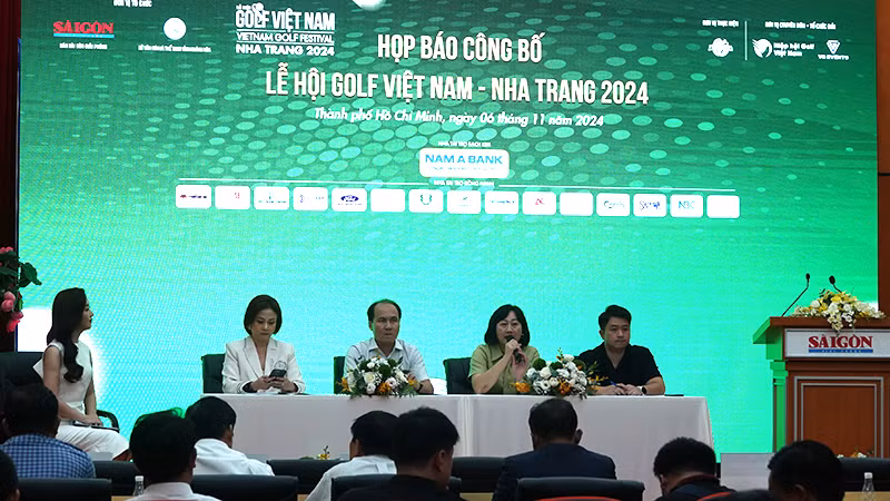 Đại diện ban tổ chức trả lời câu hỏi của phóng viên tại buổi họp báo.