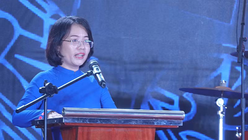 Bà Nguyễn Thị Hoài Phượng, Phó Giám đốc phụ trách Trung tâm Văn hóa Thành phố Hồ Chí Minh phát biểu tại buổi khai mạc.