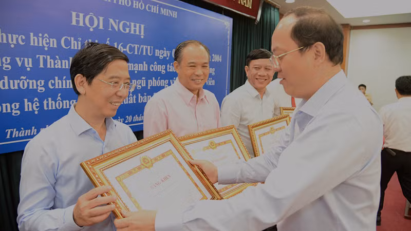 Đồng chí Nguyễn Hồ Hải, Phó Bí thư Thường trực Thành ủy Thành phố Hồ Chí Minh trao Bằng khen của Ban Thường vụ Thành ủy cho các tập thể, cá nhân.