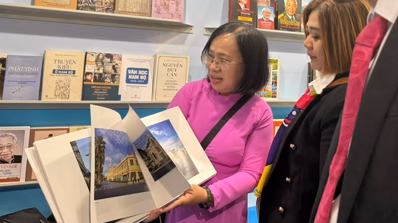 Gian hàng sách của Đoàn Thành phố Hồ Chí Minh tại Hội sách Frankfurt 2023. (Ảnh Sở Thông tin và Truyền thông cung cấp).