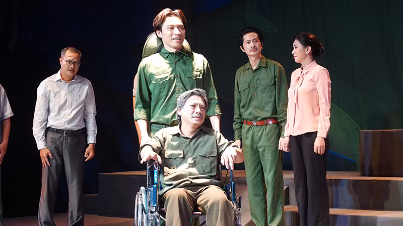 Vở Đồng chí (Hội Sân khấu Thành phố Hồ Chí Minh) đạt Huy chương Vàng Liên hoan Sân khấu Thành phố Hồ Chí Minh lần 1.