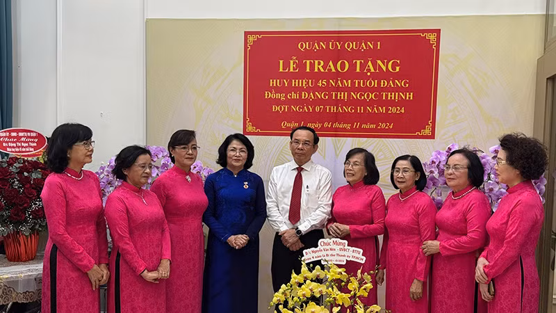 Đồng chí Nguyễn Văn Nên, Ủy viên Bộ Chính trị, Bí thư Thành ủy Thành phố Hồ Chí Minh trao đổi với đồng chí Đặng Thị Ngọc Thịnh và các đại biểu. (Ảnh CTV)