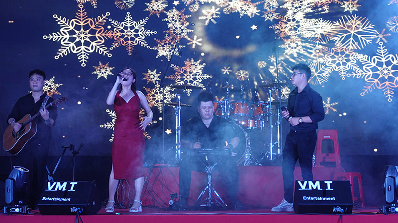 Nhóm Harmony band mở đầu cho đêm thi tối 18/12.