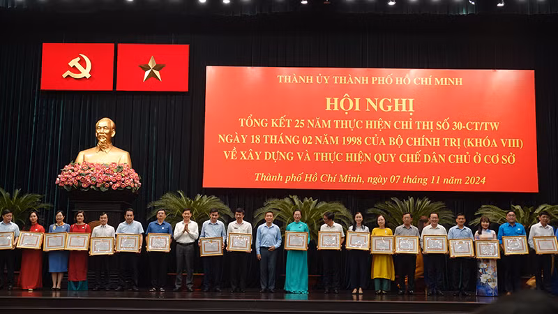 Khen thưởng cho các tập thể có thành tích xuất sắc trong việc thực hiện quy chế dân chủ ở cơ sở thời gian qua.