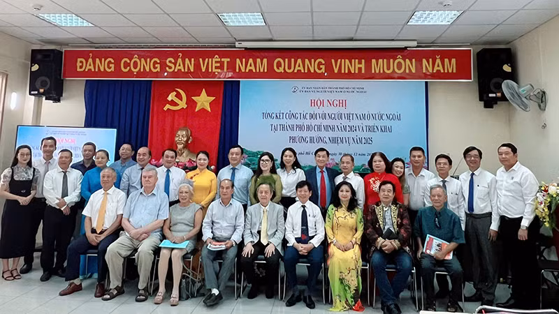 Các đại biểu chụp ảnh lưu niệm tại hội nghị.