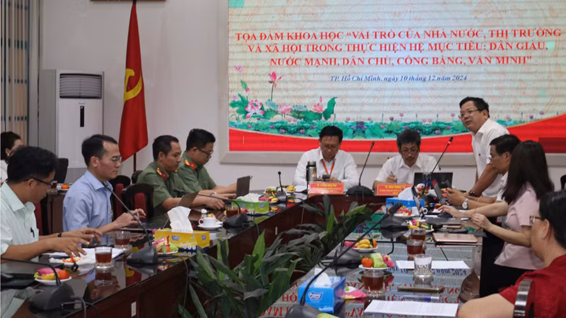 Quang cảnh buổi tọa đàm.