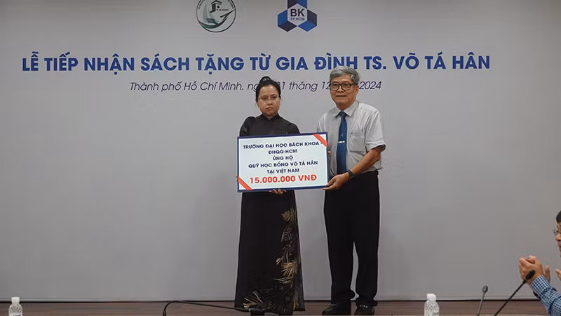 Phó Giáo sư, Tiến sĩ Trần Thiên Phúc, Phó Hiệu trưởng, đại diện Trường đại học Bách Khoa – Đại học Quốc gia Thành phố Hồ Chí Minh ủng hộ Quỹ học bổng Võ Tá Hân tại Việt Nam 15 triệu đồng.