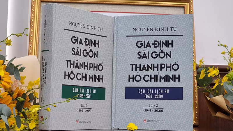 Bìa bộ sách “Gia Định-Sài Gòn-Thành phố Hồ Chí Minh: Dặm dài lịch sử (1698-2020)" của Nhà nghiên cứu Nguyễn Đình Tư.