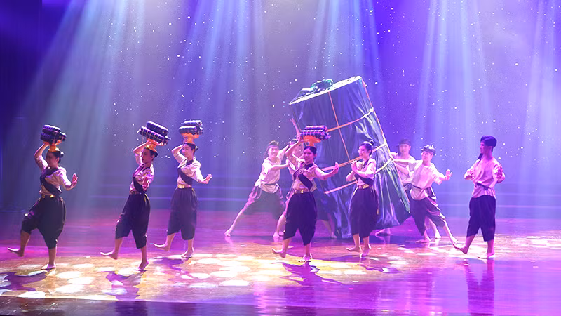 Tác phẩm Nếp mới. (biên đạo Yero, biểu diễn: Vũ đoàn NTV)