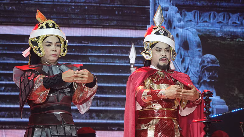 Cặp đôi tài tử Trần Thanh Oai- Huỳnh Văn Út trong trích đoạn Dậy sóng Bạch Đằng giang.