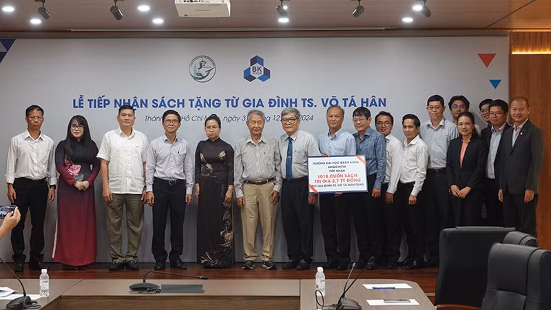 Các đại biểu chụp ảnh lưu niệm tại lễ tiếp nhận sách.