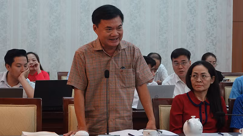 Nhà văn Bùi Anh Tấn, Phó Chủ tịch Liên hiệp các Hội văn học, nghệ thuật thành phố,Tổng Biên tập Tạp Chí Văn nghệ Thành phố Hồ Chí Minh phát biểu ý kiến.