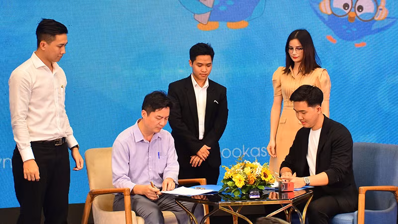 Nhà thơ Nguyễn Quang Hưng ký kết hợp tác với Sách nói Bookas.