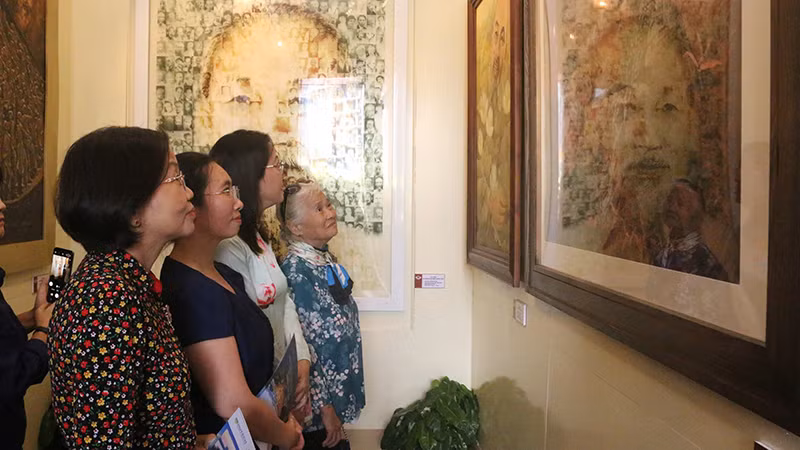 Các đại biểu tham quan trưng bày "Hồ Chí Minh-Tên Người sáng mãi". Các đại biểu tham quan trưng bày "Hồ Chí Minh-Tên Người sáng mãi".