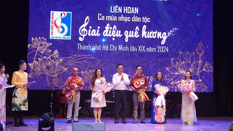 Phó Giám đốc Sở Văn hóa và Thể thao Thành phố Hồ Chí Minh Võ Trọng Nam tặng hoa cho Hội đồng giám khảo liên hoan.