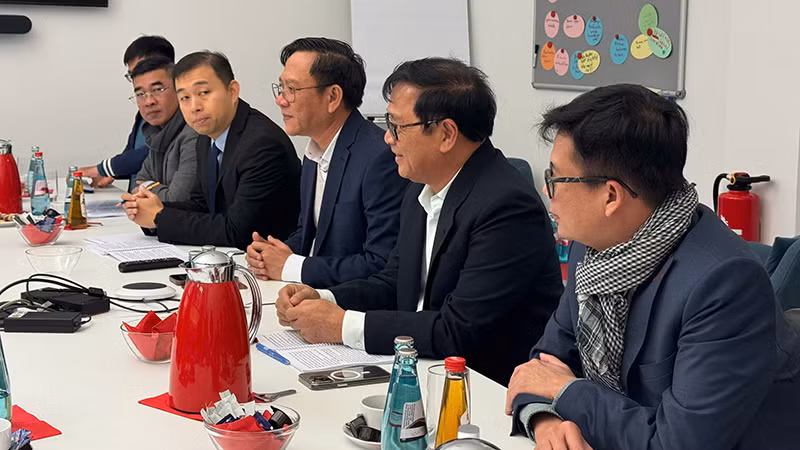 Đoàn Việt Nam trao đổi với Ban Tổ chức Hội sách Frankfurt. (Ảnh Sở Thông tin và Truyền thông)