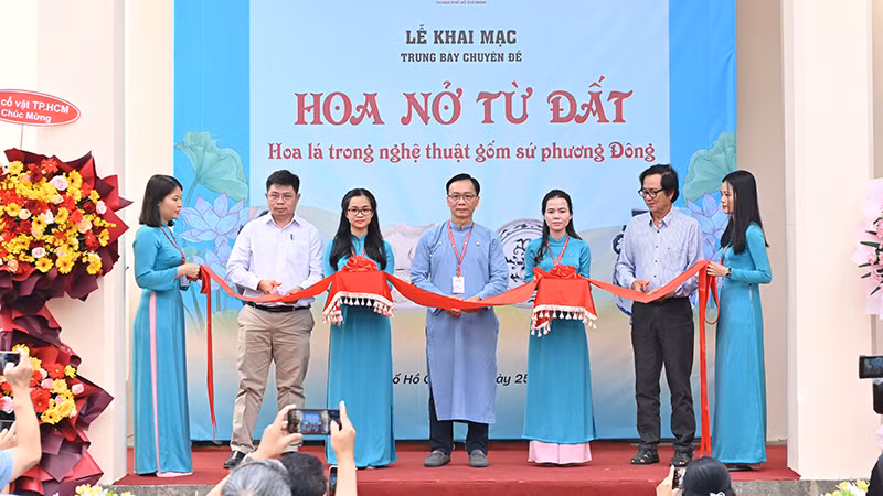 Nghi thức cắt băng khai mạc trưng bày. (Ảnh BTC).