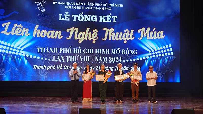 Trao giải A cá nhân cho 4 diễn viên.