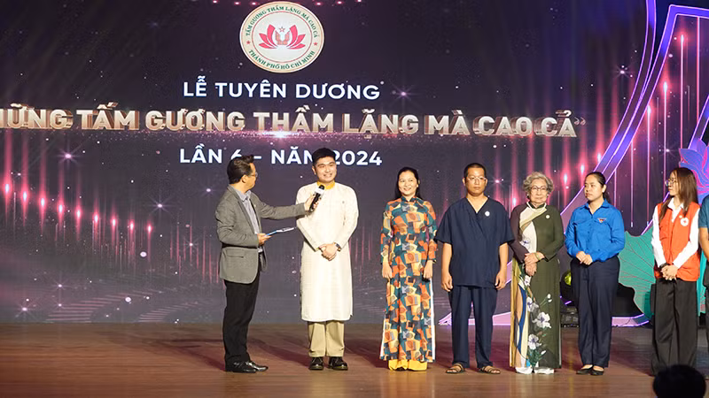 Giao lưu với các gương điển hình.