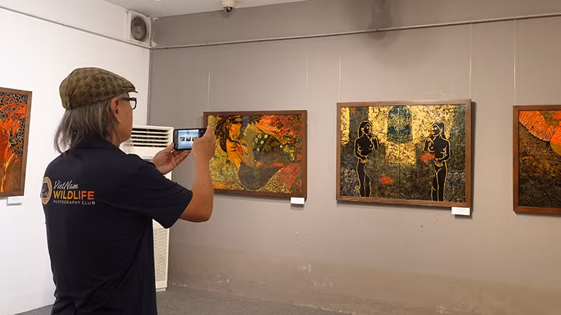 Khán giả xem tranh của nhóm Tam giác mạch tại buổi khai mạc.