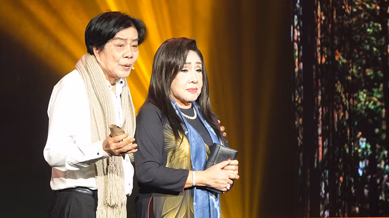 Nghệ sĩ Nhân dân Trọng Hữu và Nghệ sĩ Nhân dân Lệ Thủy biểu diễn trích đoạn vở '"Chuyện tình Hàn Mạc Tử" của soạn giả Viễn Châu.