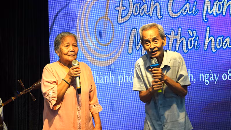 Nghệ sĩ Ưu tú Lê Thiện và Đạo diễn Thanh Hạp biểu diễn một tiết mục trong buổi giao lưu.