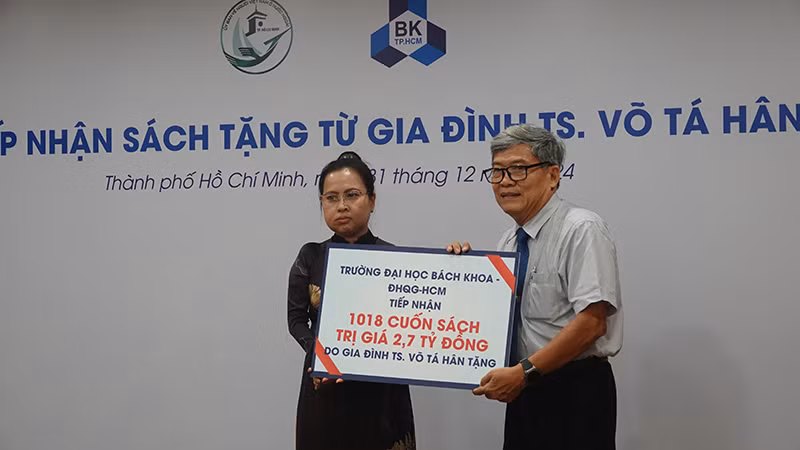 Đại diện Trường đại học Bách Khoa- Đại học Quốc gia Thành phố Hồ Chí Minh tiếp nhận sách tặng từ gia đình Tiến sĩ Võ Tá Hân.