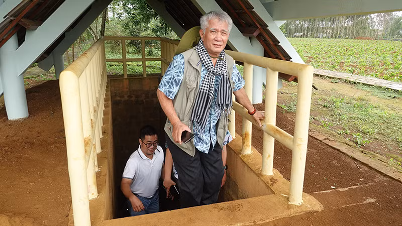 Văn nghệ sĩ thành phố tham quan Địa đạo Gò Thì Thùng.