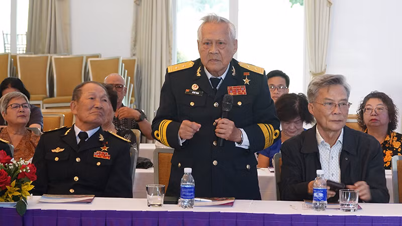 Anh hùng Lực lượng vũ trang nhân dân, Trung tá Hồ Đắc Thạnh (giữa), nguyên Thuyền trưởng tàu 41 huyền thoại kể lại những kỷ niệm về tàu Không số.