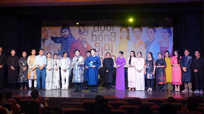 Ê-kíp thực hiện dự án Dưới bóng giai nhân.