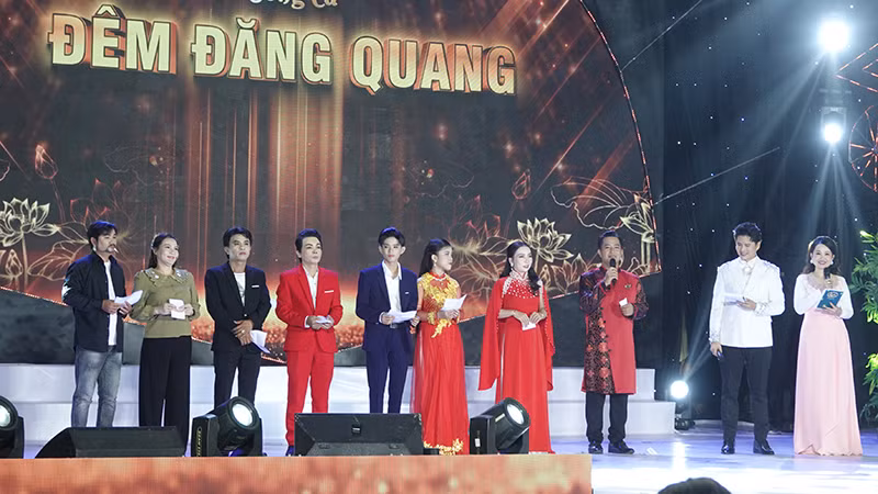 Các thí sinh trong phần thi ca một câu vọng cổ mà nghệ sĩ tài danh từng thể hiện.