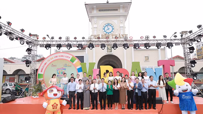 Lễ phát động Tuần lễ Du lịch Thành phố Hồ Chí Minh lần 4 được diễn ra tại khu vực trước cổng Chợ Bến Thành.