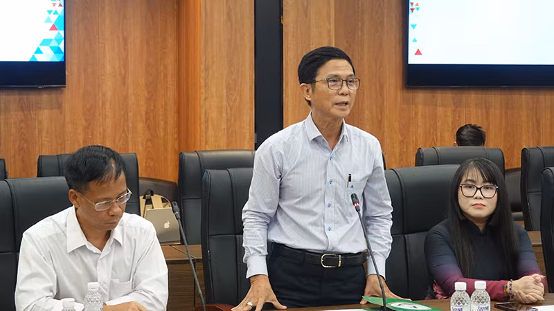 Ông Lê Văn Thu, Phó Chủ nhiệm Ủy ban về người Việt Nam ở nước ngoài Thành phố Hồ Chí Minh phát biểu tại buổi lễ tiếp nhận sách.