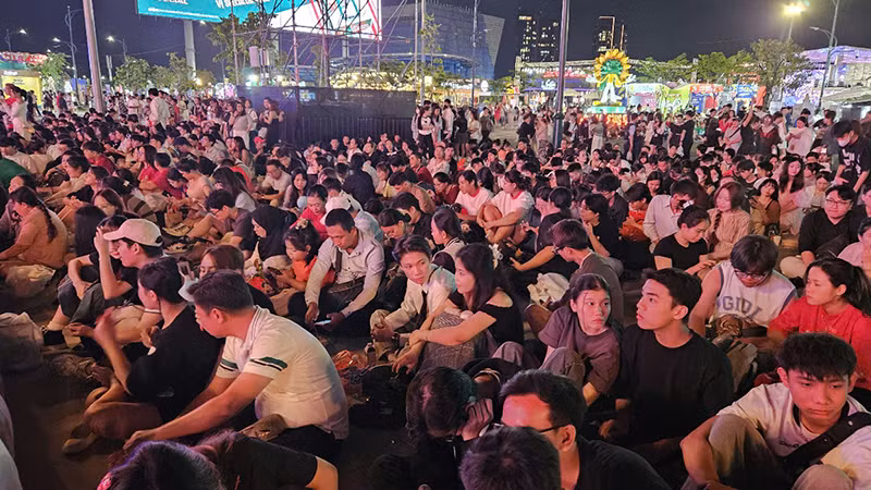 Người dân tập trung rất đông tại công viên bờ sông Sài Gòn, thành phố Thủ Đức.