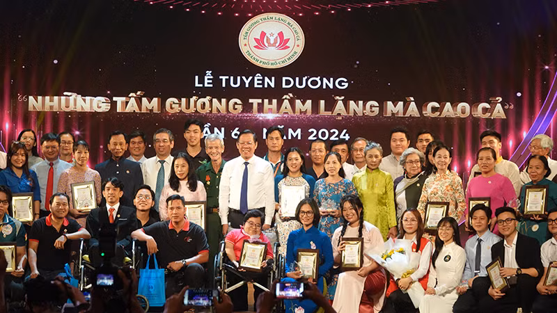 Lãnh đạo thành phố chụp ảnh lưu niệm với 40 gương điển hình "thầm lặng mà cao cả".