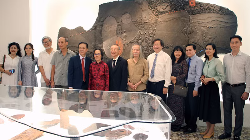 Các đại biểu chụp ảnh lưu niệm tại Không gian nghệ thuật Lê Bá Đảng.