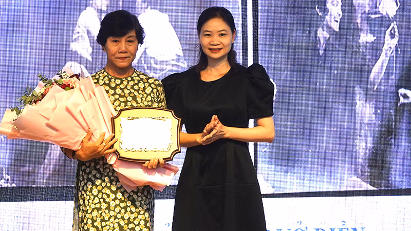 Lãnh đạo Bảo tàng Thành phố Hồ Chí Minh tặng Kỷ niệm chương cho Tiến sĩ Nguyễn Thị Hậu.