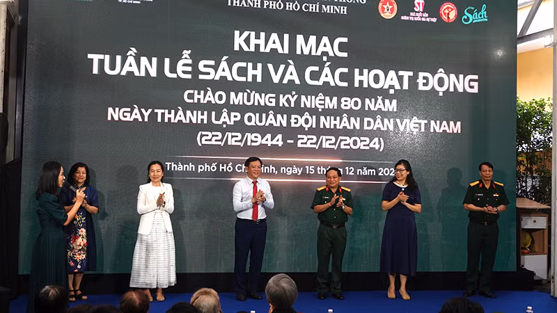Các đại biểu thực hiện nghi thức khai mạc Tuần lễ sách kỷ niệm 80 năm Ngày thành lập Quân đội nhân dân Việt Nam (22/12/1944-22/12/2024).