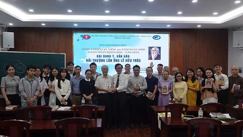 Các đại biểu chụp ảnh lưu niệm tại buổi tọa đàm.