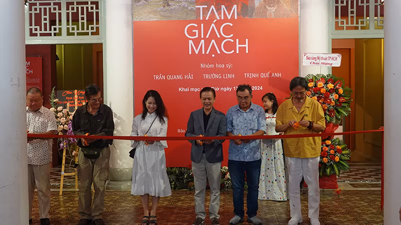 Các họa sĩ thực hiện nghi thức cắt băng khai mạc triển lãm.