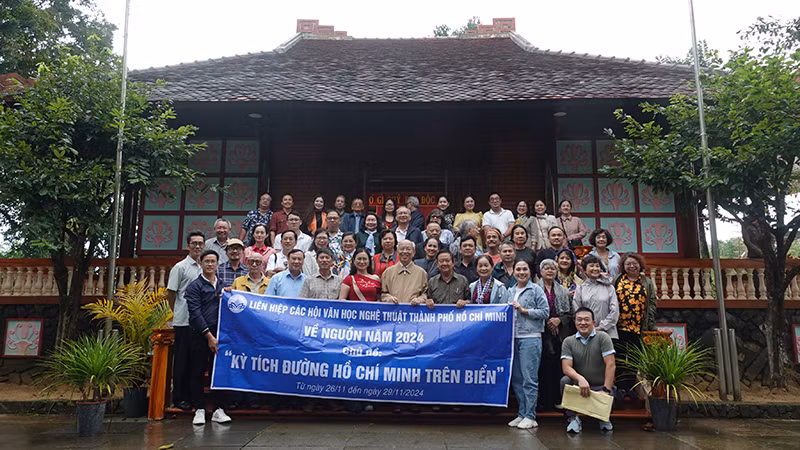 Đoàn văn nghệ sĩ thành phố tham quan Di tích lịch sử Nhà thờ Bác Hồ.