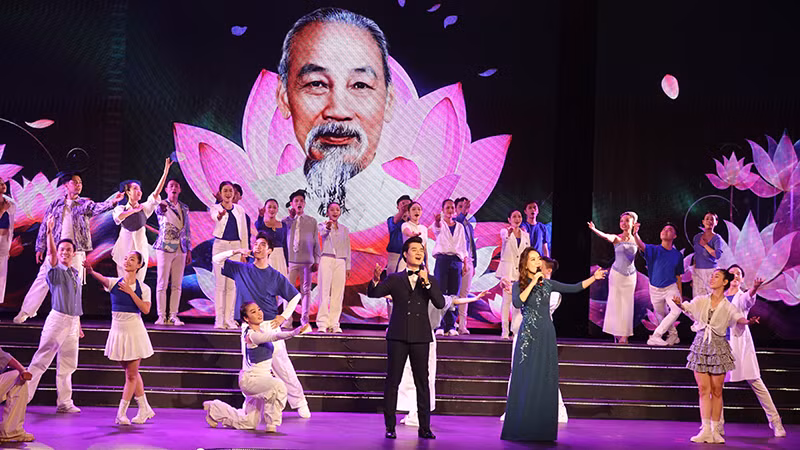 Nghệ sĩ Ưu tú Phạm Khánh Ngọc, ca sĩ Đào Mác trình bày ca khúc "Dâng Người ngàn hoa chiến công" của nhạc sĩ Chẩm Hồng Giang, ca khúc đạt giải Khuyến khích ở lĩnh vực Âm nhạc.